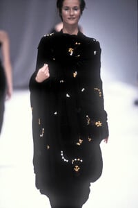 Yohji Yamamoto SS 1993 045.jpg
