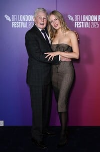 ellie-bamber-21.jpg