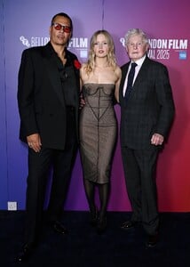 ellie-bamber-36.jpg