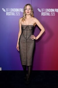 ellie-bamber-6.jpg