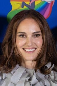 natalie-portman-at-arco-premiere-at-ugc-cine-cite-bercy-in-paris-10-12-2025-3.jpg