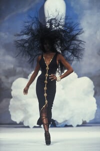 Chanel 1992 Haute Couture 71.jpg