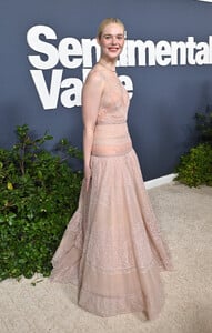 Elle Fanning - Sentimental Value Premiere (54).jpg