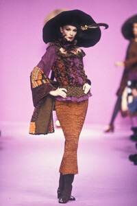 LudmilaIsaeva_ChristianLacroixFW1993_04.jpg