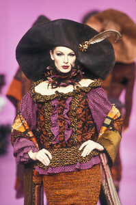 LudmilaIsaeva_ChristianLacroixFW1993_06.jpg