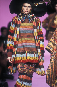 LudmilaIsaeva_ChristianLacroixFW1993_08.jpg