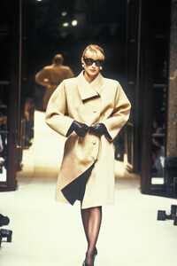 LudmilaIsaeva_GivenchyHCFW1993_01.jpg
