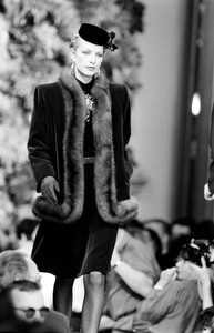 LudmilaIsaeva_YvesSaintLaurentHCFW1993_10.jpg