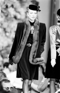LudmilaIsaeva_YvesSaintLaurentHCFW1993_12.jpg