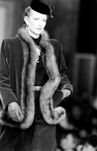 LudmilaIsaeva_YvesSaintLaurentHCFW1993_13.jpg