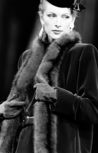 LudmilaIsaeva_YvesSaintLaurentHCFW1993_14.jpg