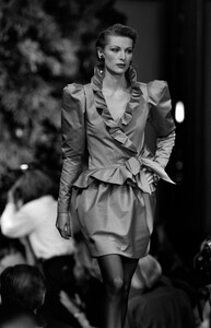 LudmilaIsaeva_YvesSaintLaurentHCFW1993_22.jpg