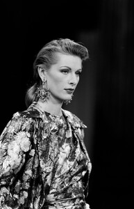 LudmilaIsaeva_YvesSaintLaurentHCFW1993_35.jpg