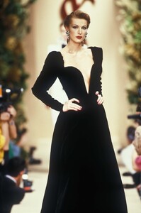 LudmilaIsaeva_YvesSaintLaurentHCFW1993_37.jpg