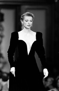LudmilaIsaeva_YvesSaintLaurentHCFW1993_39.jpg