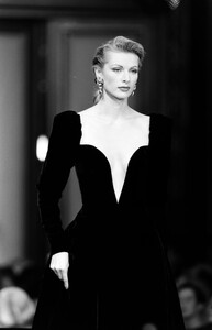LudmilaIsaeva_YvesSaintLaurentHCFW1993_40.jpg