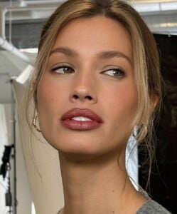 MAGGIE ♥️@caiacosmetics Lip Crayon - Bryce + Glossy Lipstick - Showstopper @caiacosmetics Glow B-2.jpg