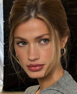 MAGGIE ♥️@caiacosmetics Lip Crayon - Bryce + Glossy Lipstick - Showstopper @caiacosmetics Glow B.jpg