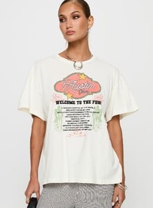 MelitaS - PrPolly - Country Festival Oversized Tee White-6 - 1-Model-Melita-Us4_2276bf41-9c91-4d8b.jpg