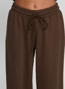 SummerH - PrPolly - All Day Straight Leg Sweatpants Chocolate Br-7 - 5-Model-Summer-Us2_Ee63fcd3-94a1-4be2.jpg