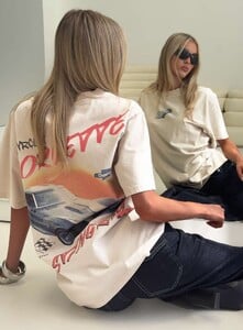 SummerH - PrPolly - Corvette Classics Oversized Graphic Top Beig-7 - 0-Model-Summer-Us2_9b751ea2-3e8c-4d91.jpg