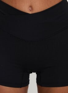 SummerH - PrPolly - First Serve Active Short Black-8 - 5-Model-Summer-Us2_249290b5-Df26-4e54.jpg