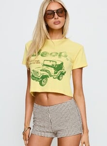 SummerH - PrPolly - Jeep Girl Graphic Top Yellow-9 - 1-Model-Summer-Us2_53c5a881-5e41-4c66.jpg