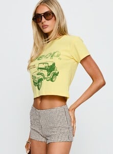 SummerH - PrPolly - Jeep Girl Graphic Top Yellow-9 - 3-Model-Summer-Us2_1e4bfc2f-82e5-414a.jpg