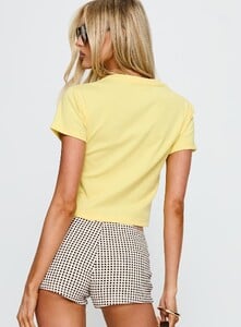 SummerH - PrPolly - Jeep Girl Graphic Top Yellow-9 - 4-Model-Summer-Us2_4baaaaba-7e10-43a0.jpg