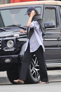 kendall-jenner-champions-quiet-luxury-with-oversized-striped-shirting-4.jpg