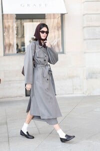 kendall-jenner-channels-90s-chic-in-the-row-trench-coat-in-paris-4.jpg