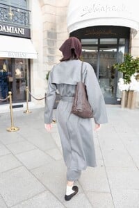 kendall-jenner-channels-90s-chic-in-the-row-trench-coat-in-paris-5.jpg