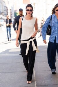 kendall-jenner-effortless-minimalist-magic-in-nyc-1.jpg