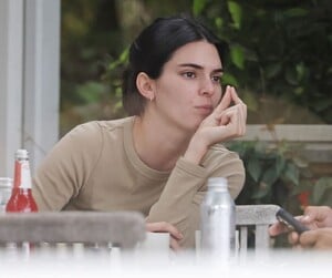 kendall-jenner-in-beige-top-and-jeans-at-field-fort-cafe-1.jpg