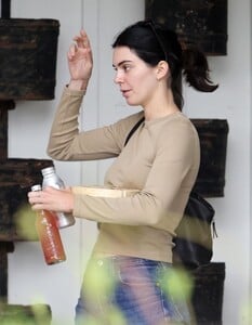 kendall-jenner-in-beige-top-and-jeans-at-field-fort-cafe-2.jpg