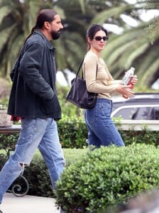 kendall-jenner-in-beige-top-and-jeans-at-field-fort-cafe-4.jpg