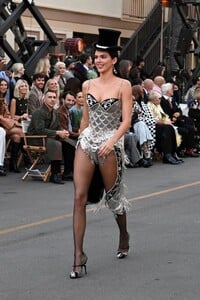 kendall-jenner-in-catherine-martin-costume-at-vogue-world-hollywood-2025-3.jpg