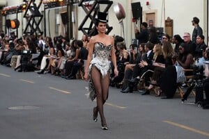 kendall-jenner-in-catherine-martin-costume-at-vogue-world-hollywood-2025-5.jpg