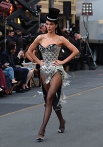 kendall-jenner-in-catherine-martin-costume-at-vogue-world-hollywood-2025-8.jpg