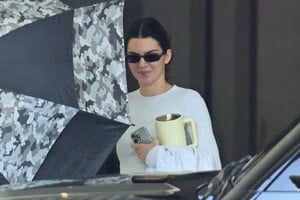 kendall-jenner-with-mug-in-simple-sweater-for-a-ca-outing-1.jpg