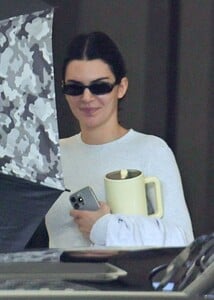 kendall-jenner-with-mug-in-simple-sweater-for-a-ca-outing-3.jpg