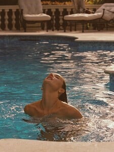 [2025.12.10] alessandraambrosio_587221589_18547727821000670_474673386939468378_n.jpg