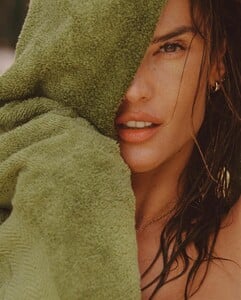 [2025.12.10] alessandraambrosio_589569618_18547798114000670_95088425496133071_n.jpg