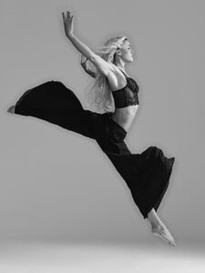 [2025.12.10] livvydunne_587949819_18551981143027168_1901466282182326800_n.jpg