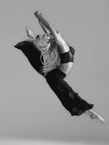 [2025.12.10] livvydunne_591592312_18551981116027168_425958869039806862_n.jpg