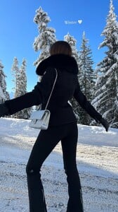 [2025.12.21] lizkovalenkoo_3792895697566775528.jpg