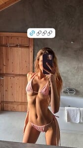 [2025.12.22] lizakovaal_3793603394427594650.jpg