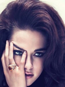 58518f7fc7188f9b26c88822_cess-kristen-stewart-cover-story-03-l.jpg