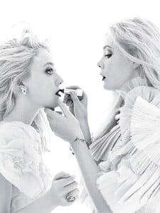 5851915a6666b2eb476232a7_cess-elle-dakota-fanning-cover-story-02-l.jpg
