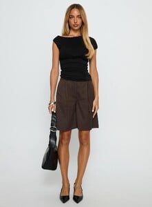 SG - PrPolly - Lorina Tailored Longline Shorts Brown Pinstr-12 - 6-Model-Shelby-Us2.jpg